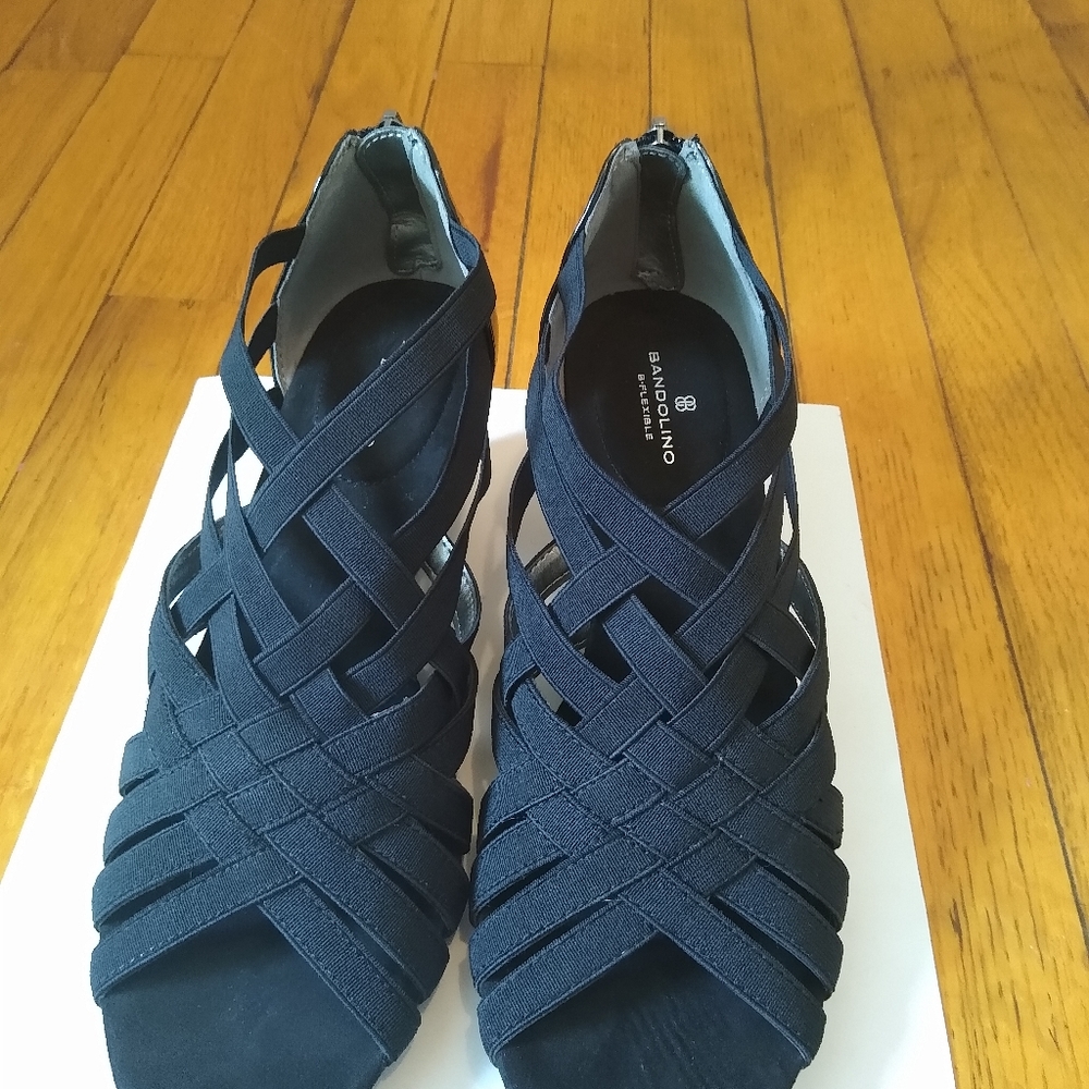 *NEW* BANDOLINO BLACK STRAPPY WEDGE SANDALS, SZ 10